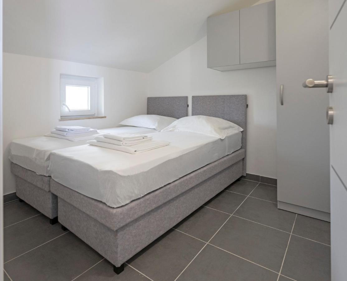 Apartmani Lovren โนวาลยา ภายนอก รูปภาพ