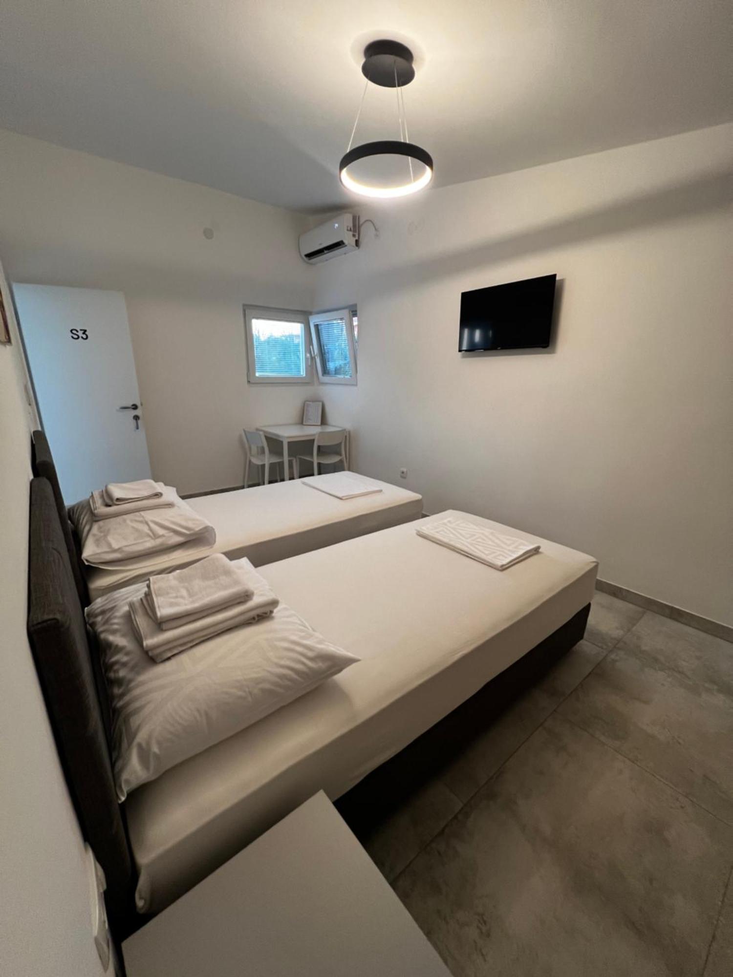 Apartmani Lovren โนวาลยา ภายนอก รูปภาพ
