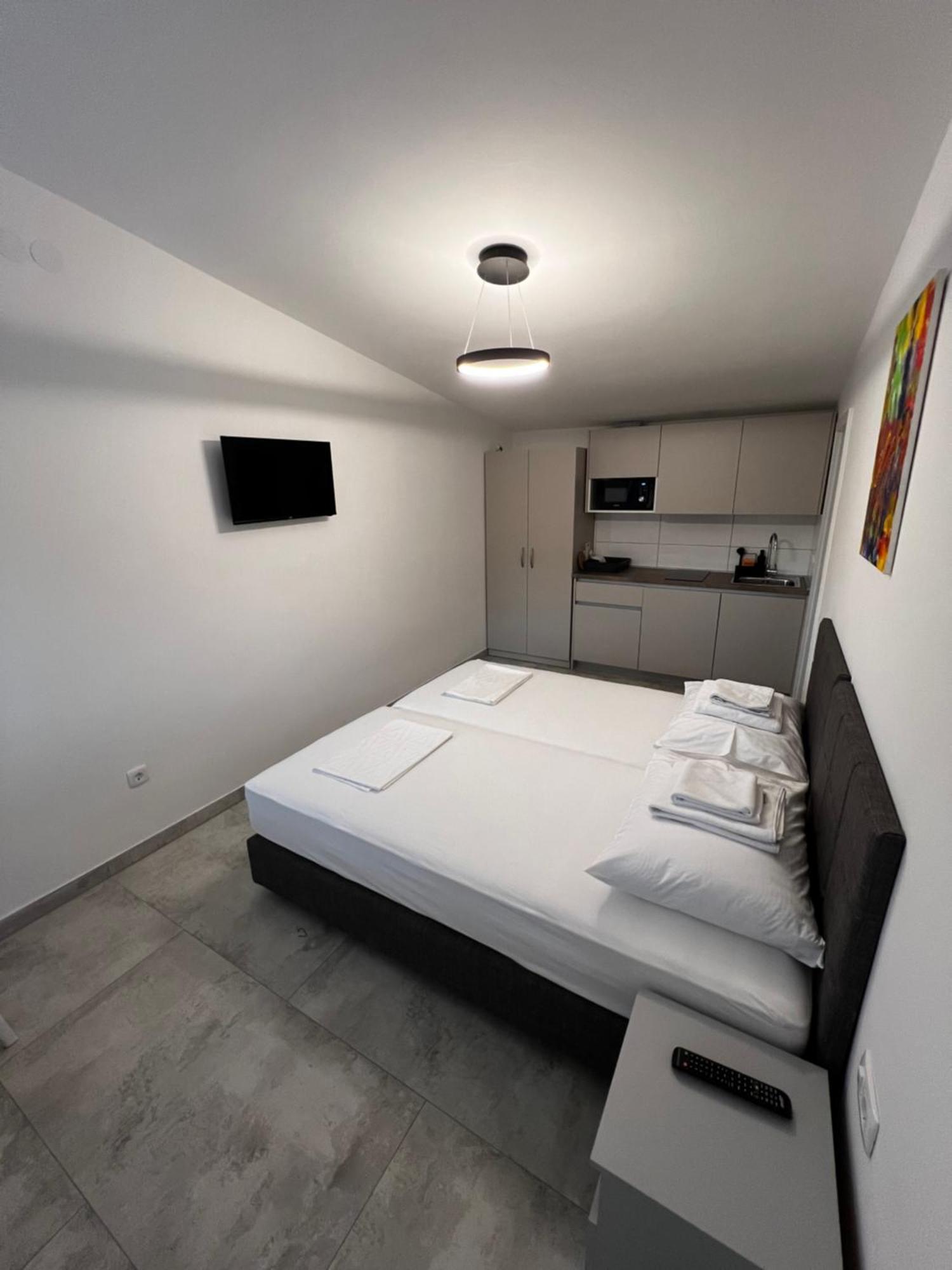 Apartmani Lovren โนวาลยา ภายนอก รูปภาพ