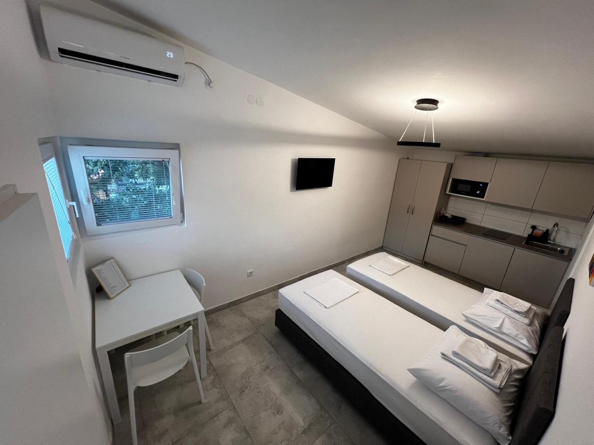 Apartmani Lovren โนวาลยา ภายนอก รูปภาพ