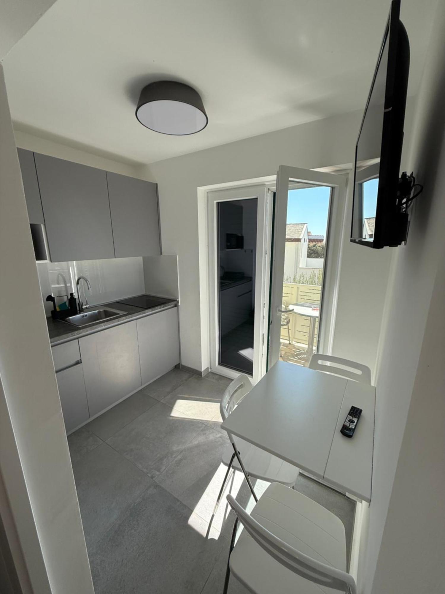 Apartmani Lovren โนวาลยา ภายนอก รูปภาพ
